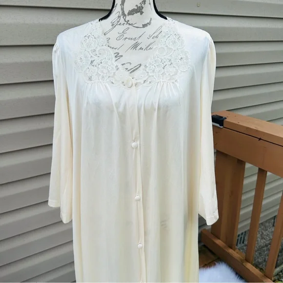 Vintage Vanity Fair Ivory Lace Nightgown Buttoned Robe - Picture 2 of 12